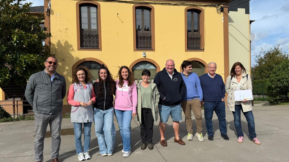 Foto de familia de docentes y autoridades frente al centro de Abres.