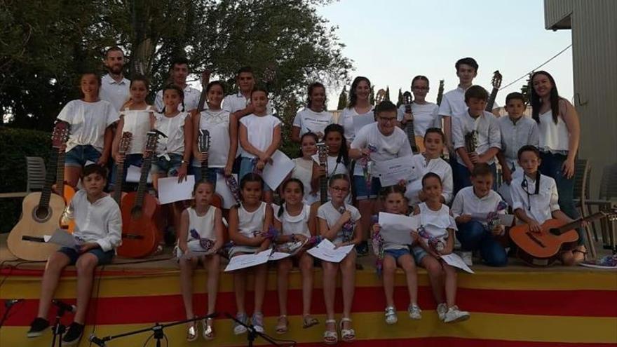 El grupo infantil de jota brinda un magnífico festival de fin de curso