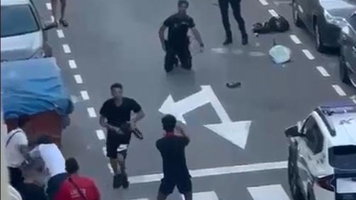 Uno de los momentos de la intervención de la Policía Local junto a la plaza de la Habana para llevar a cabo las detenciones