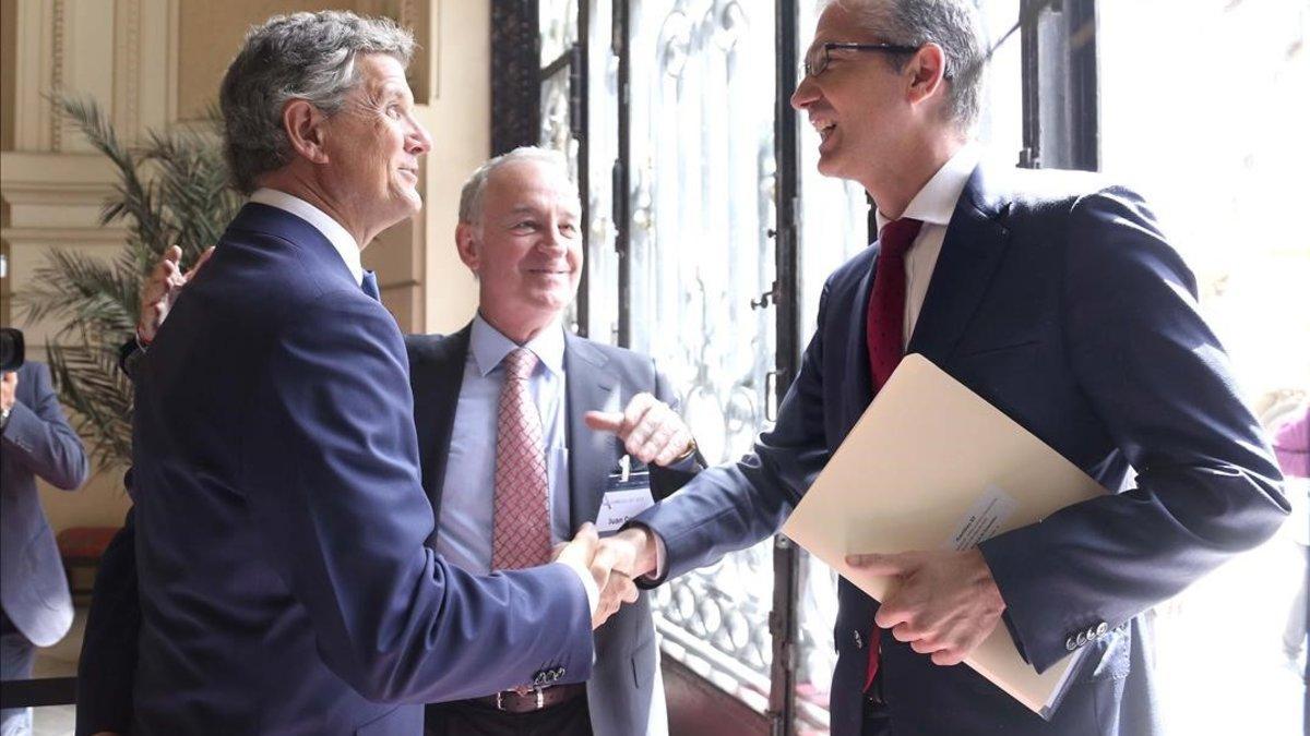 El Gobernador del Banco de España, Pablo Hernández de Cos, y el presidente del Instituto de la Empresa Familiar, Francisco J. Riberas, se saludan en Madrid.