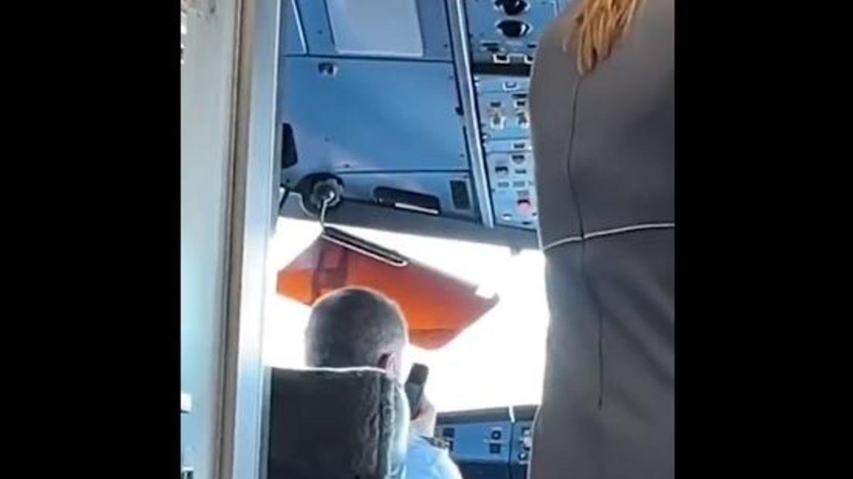 El piloto se comunica con los pasajeros del avión