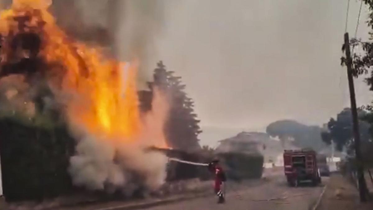 Löscharbeiten bei einem Waldbrand in Spanien