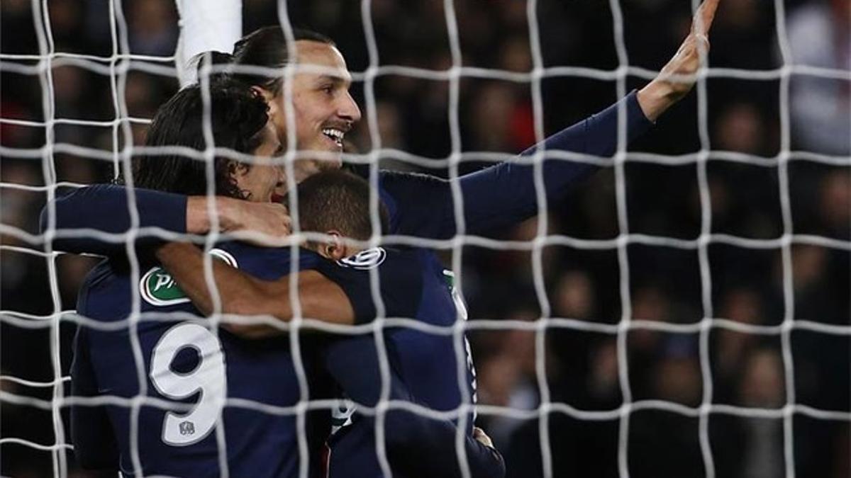 Ibrahimovic, celebrando uno de sus goles con Cavani