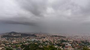 Lluvia en Barcelona vista desde el Observatori Fabra