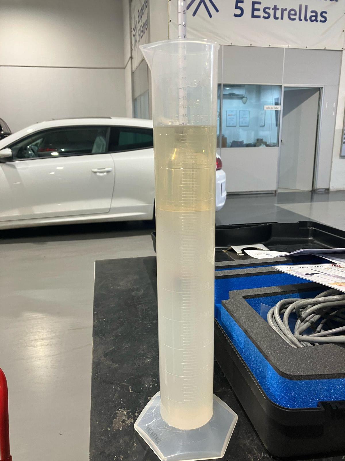 Muestra de gasolina publicada por una vecina que llevó el coche al taller y donde se ve el alto porcentaje de agua.