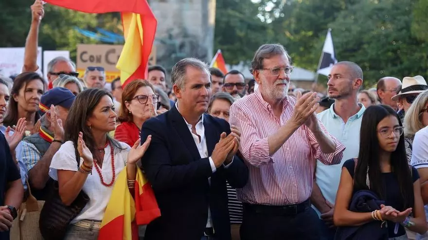 Mariano Rajoy lidera la manifestación en apoyo a Ceuta en Pontevedra, con consignas como «¡Pedro Sánchez, hijo de puta!»