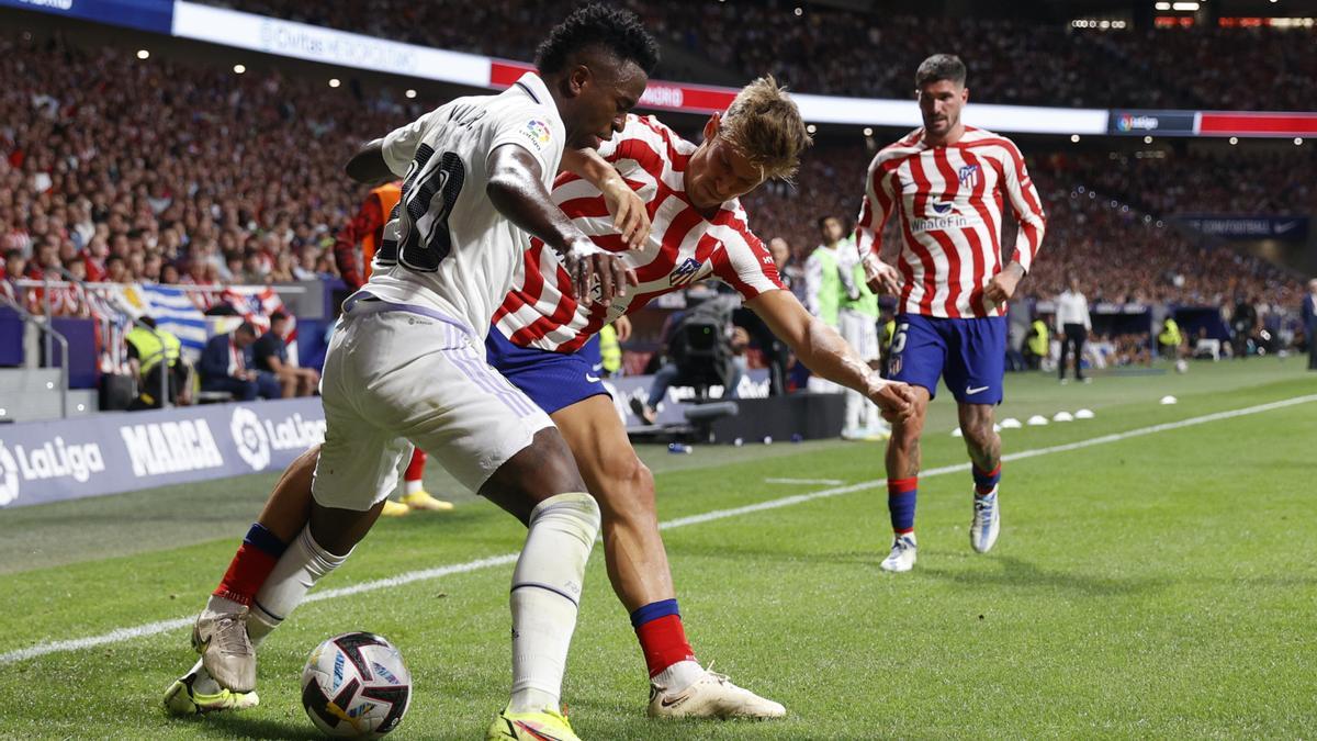 Vinicius, durante el derbi entre el Atlético de Madrid y el Real Madrid