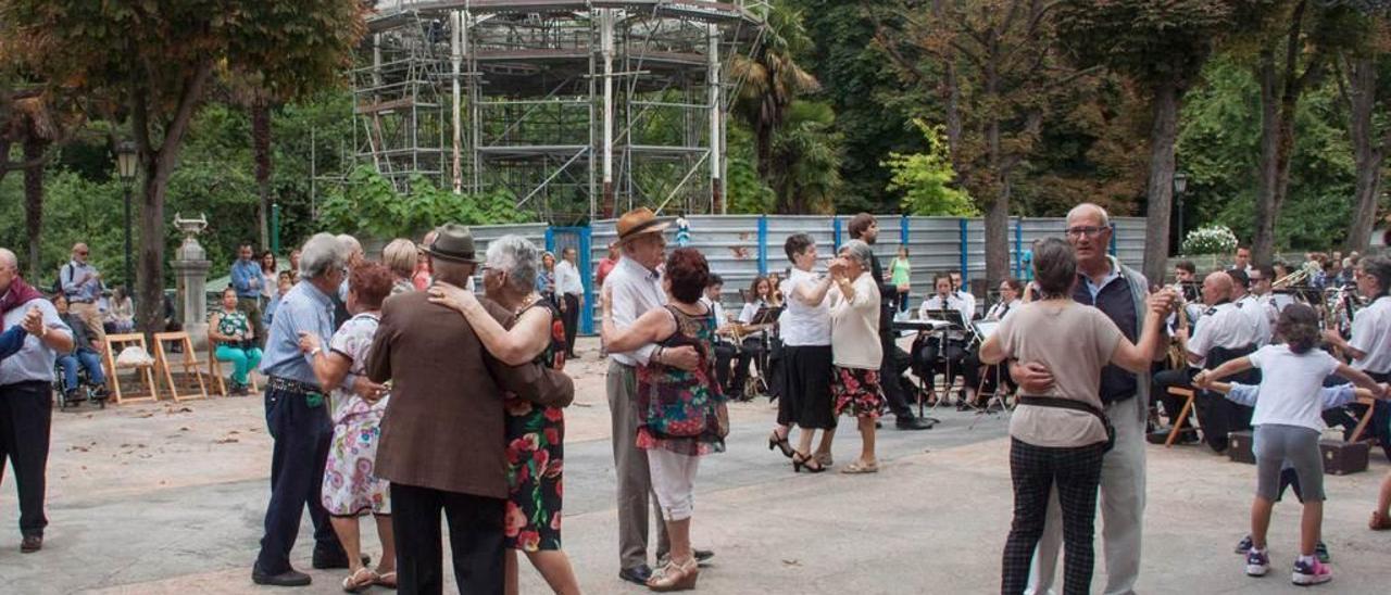Una actividad de baile en el paseo del Bombé del Campo el verano pasado.