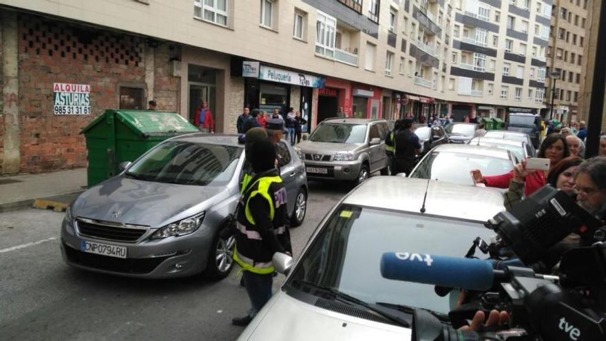 La Policía interviene documentación en la vivienda del detenido en Gijón