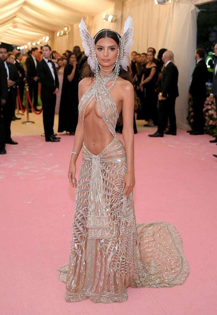 Emily Ratajkowski en la alfombra roja de la Met Gala 2019