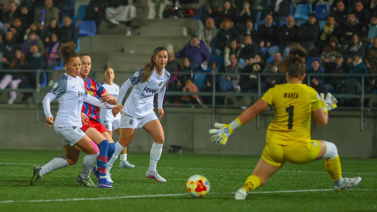 Una de las paradas de María Valenzuela en la ida de las semifinales de la Copa contra el Barça