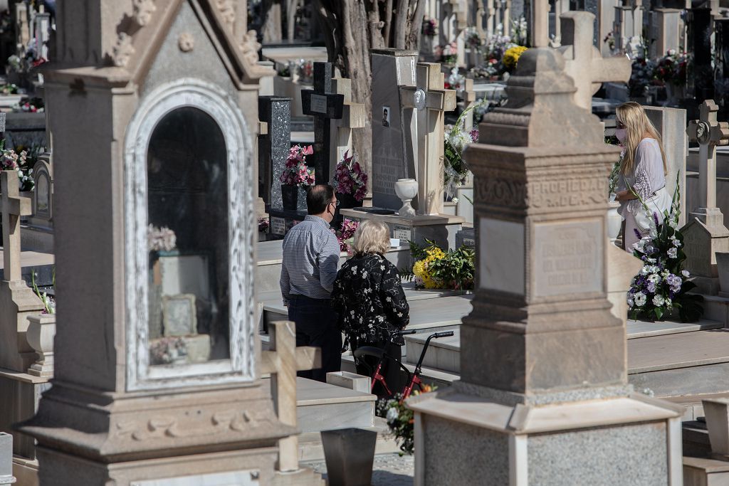 Víspera del día de Todos los Santos en el cementerio de Los Remedios de Cartagena