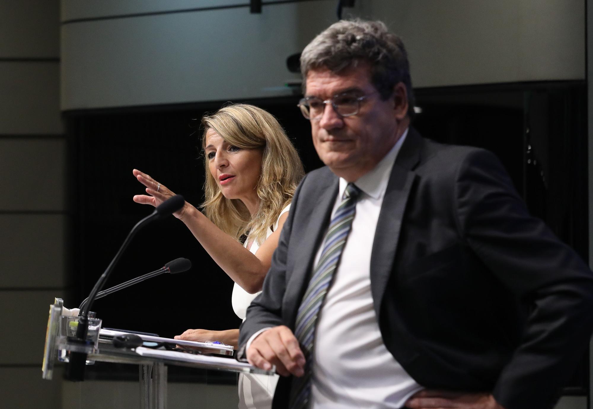 La vicepresidenta segunda del Gobierno, Yolanda Díaz, y el ministro de Inclusión, Seguridad Social y Migraciones, José Luis Escrivá, comparecen para informar de los datos del paro.