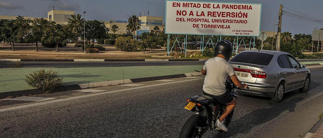 Una de las vallas publicitarias en contra de la reversión ubicada en los accesos del Hospital, en este caso junto al recinto sanitario.  |