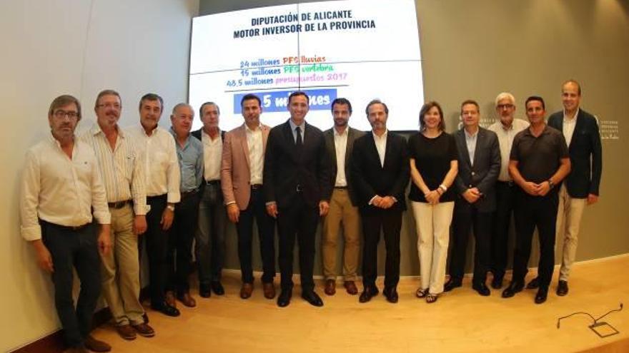 El presidente de la Diputación, César Sánchez, con todos los miembros de su gobierno ayer en la sede del Palacio Provincial.