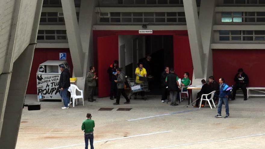 Usuarios a la entrada del palacio de los deportes de Riazor durante el confinamiento de abril.   | // VÍCTOR ECHAVE