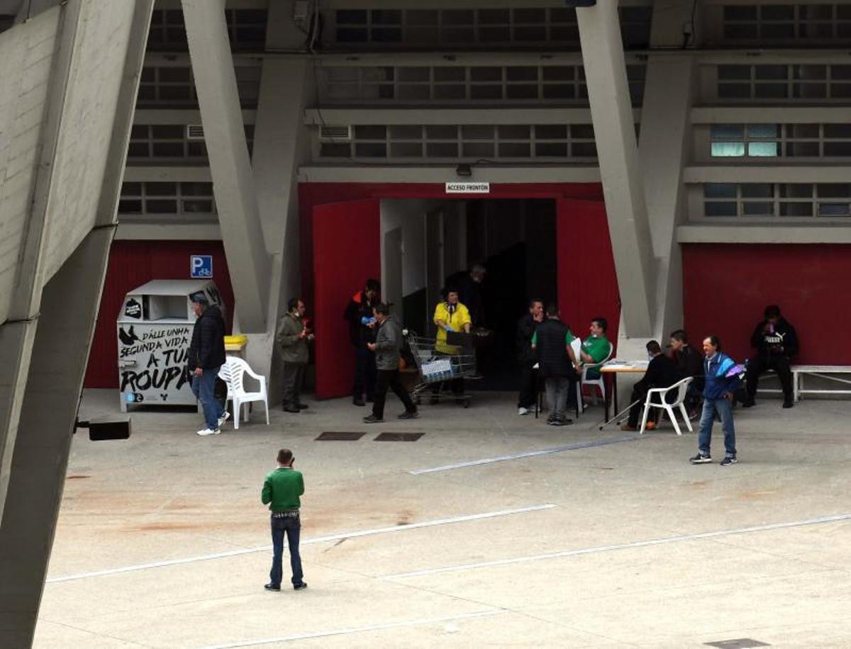 Usuarios a la entrada del palacio de los deportes de Riazor durante el confinamiento de abril.   | // VÍCTOR ECHAVE