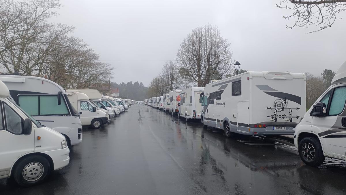 Autocaravanas concentradas en Bertamiráns (Ames)