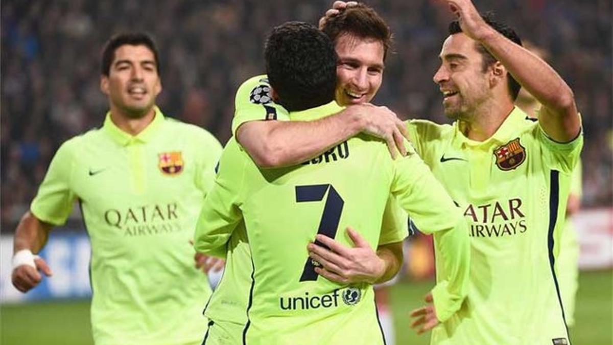 Messi, celebrando su gol con Pedro