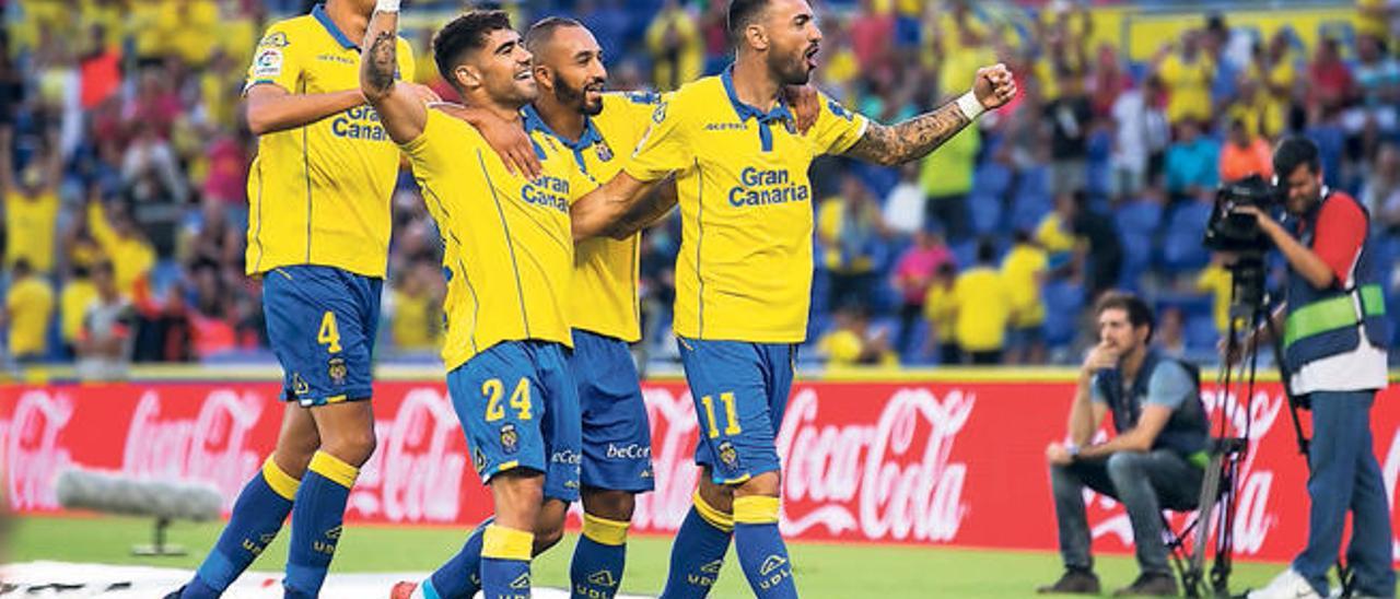 Momo, El Zhar, Tana y Vicente celebran el tanto de penalti anotado por el mediapunta con el que ganó el sábado al Málaga.