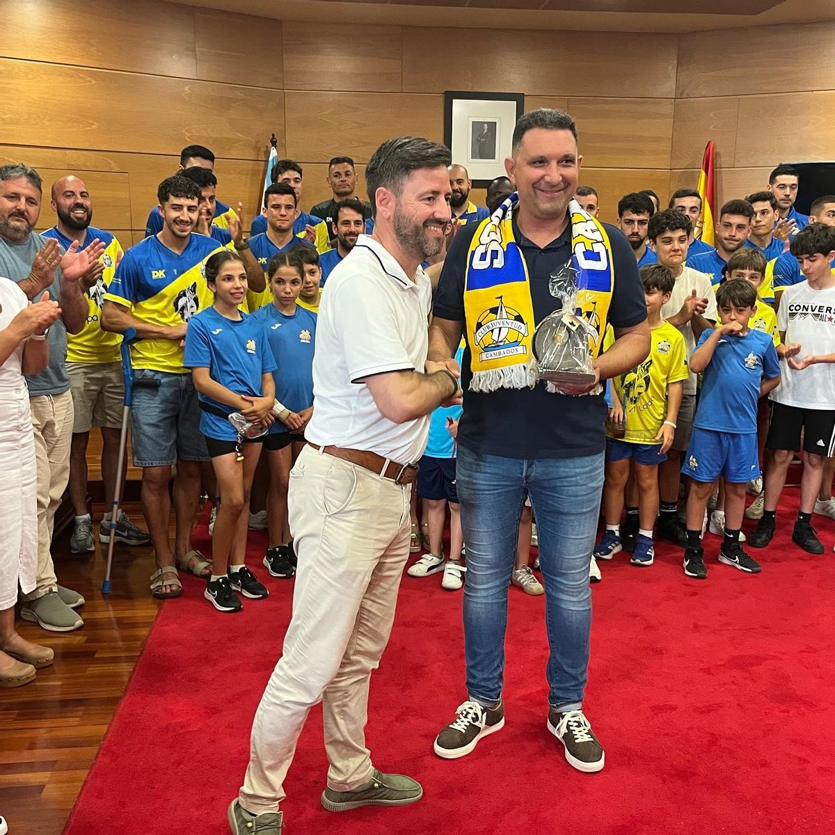 Samuel Lago haciendo entrega de una metopa conmemorativa a Eladio Oubiña, presidente del Juventud de Cambados.