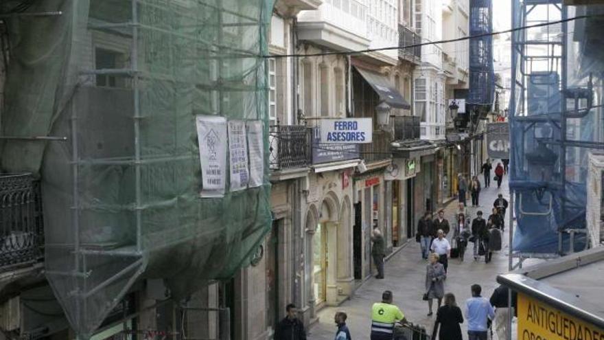 Dos de los andamios ubicados en la calle Real. / eduardo vicente