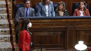 La ministra de Defensa, Margarita Robles, pasa por delante del presidente, Pedro Sánchez, y las vicepresidentas del Gobierno, en la sesión de control al Ejecutivo en el Congreso de este 11 de mayo de 2022.