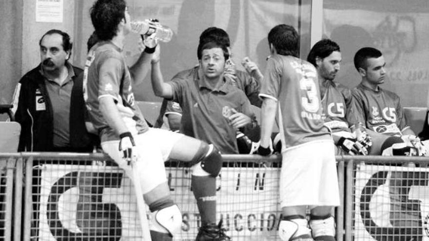 Javi Garrote, en el centro, da instrucciones a sus jugadores.