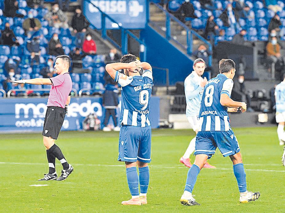 Rui Costa y Borges se lamentan ante el Celta B en 2020. | Víctor Echave