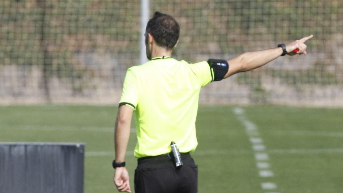 Un árbitro en un partido del Córdoba CF de la pasada temporada.