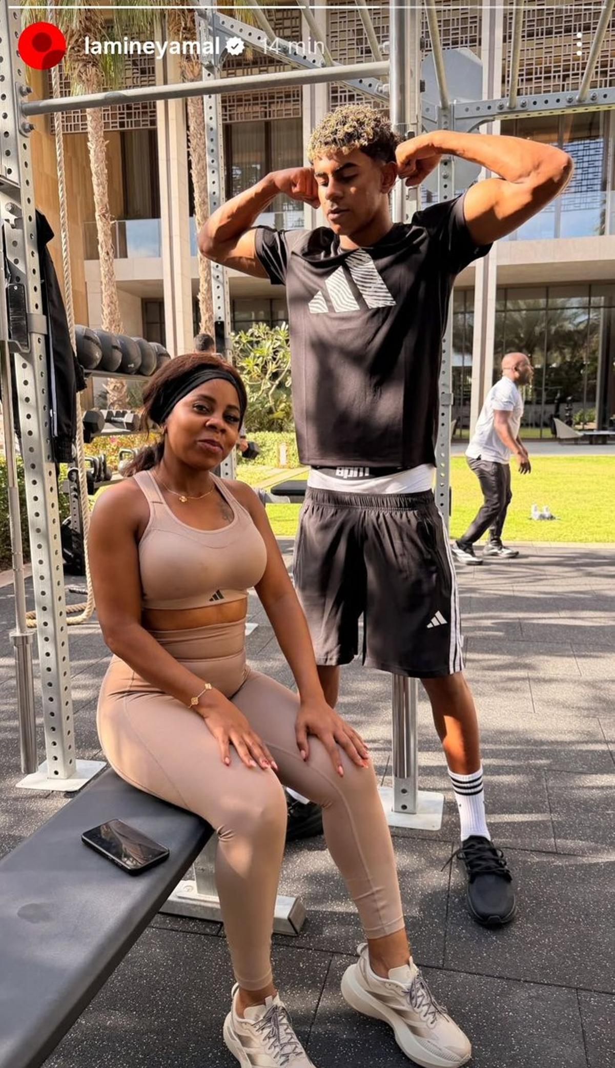 Lamine Yamal, ejercitándose en Dubai en compañía de su madre, Sheila Ebana