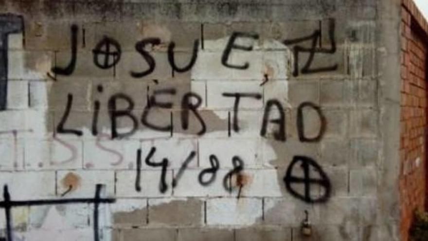 El grupo ultra también llena Carcaixent de pintadas nazis y racistas