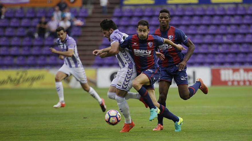 El Huesca remonta y se aleja de la parte baja