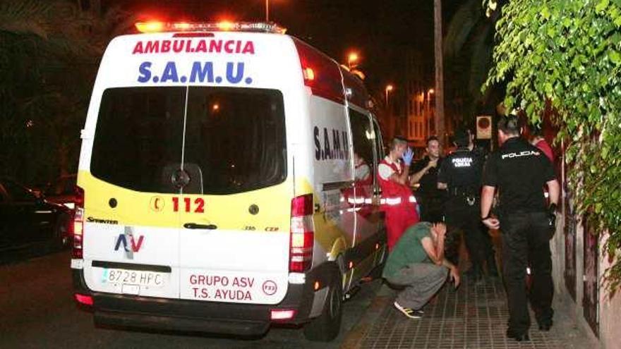 El joven que resultó ileso esperando el traslado de su compañero al hospital.