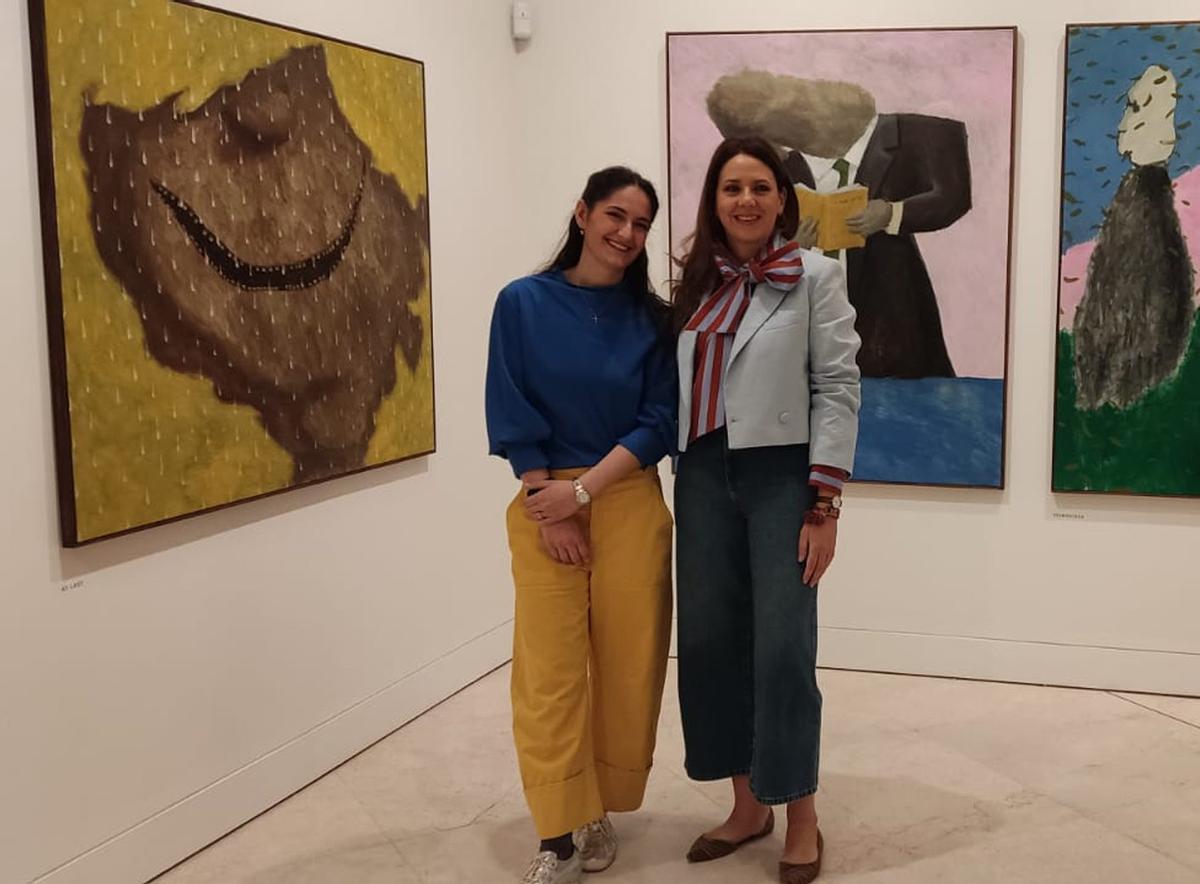 Sobre estas líneas, la artista sevillana (izquierda), con Lorena Codes, directora del Instituto Andaluz de las Artes Plásticas y Visuales, en la muestra; a la izquierda y debajo, más piezas de la exposición del Museo de Málaga, inaugurada ayer mismo | CEDIDA