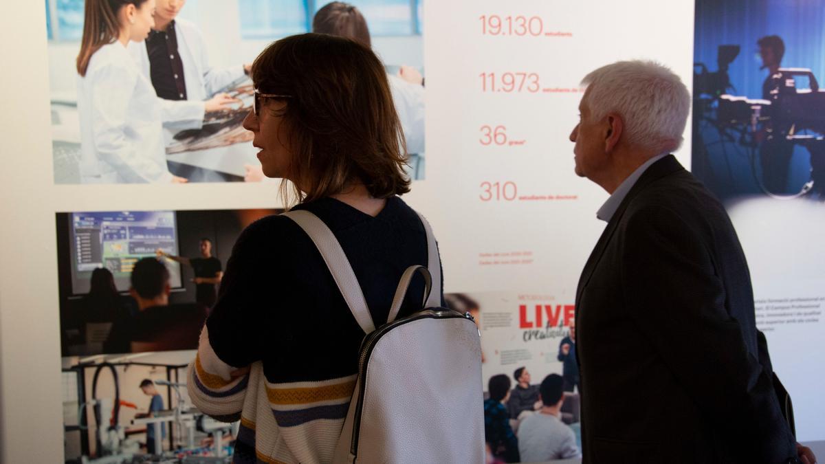 La mostra de la UVic al Palau Robert de Barcelona conté fotografies de gran format i diversos plafons