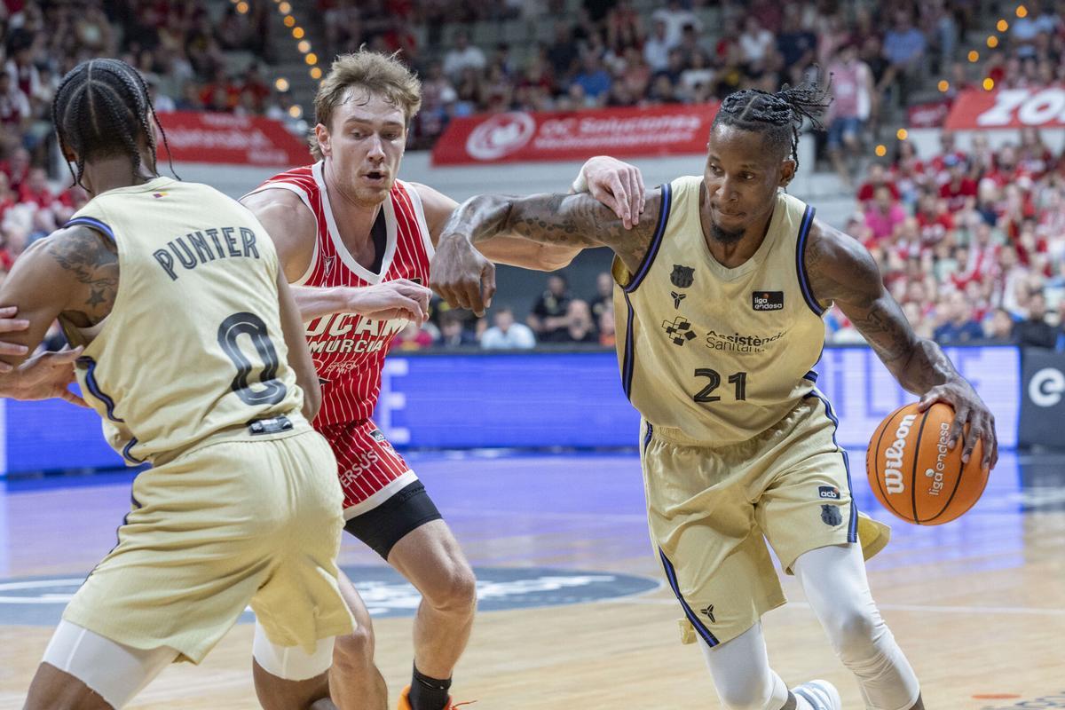 Will Clyburn controla el balón ante la presión de Sander Raieste, durante el primer partido de la eliminatoria entre el UCAM Murcia y el Barcelona.