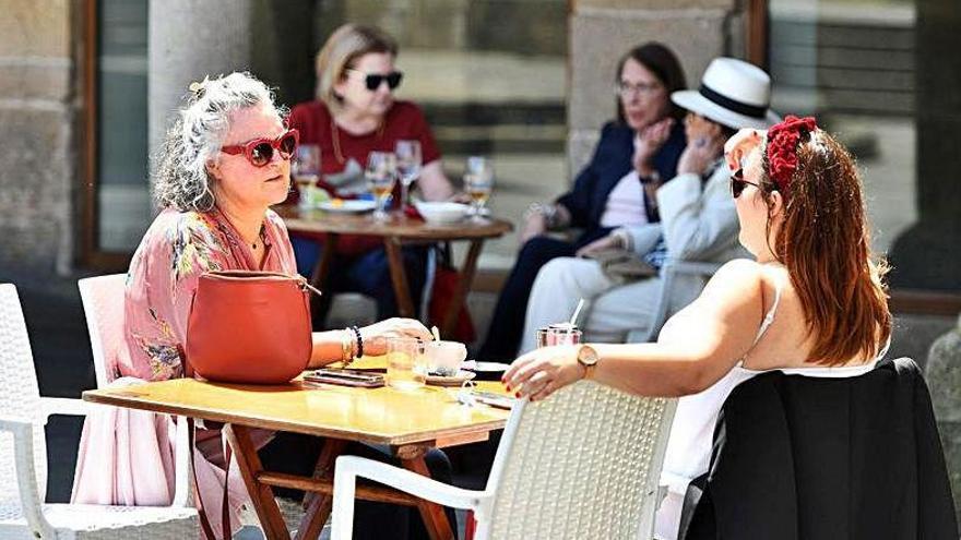 Clientas en una terraza de la plaza de A Ferrería.