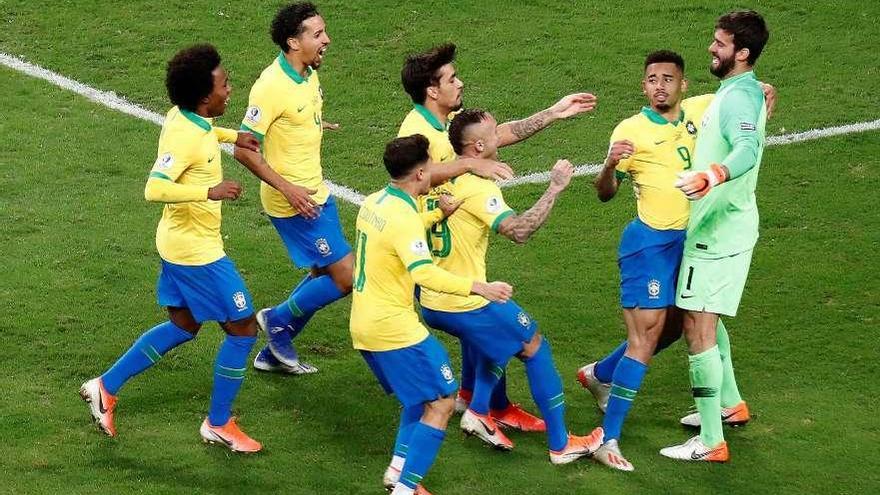 Los jugadores de Brasil felicitan al portero Alisson tras la victoria en la tanda de penaltis. // Sebastião Moreira
