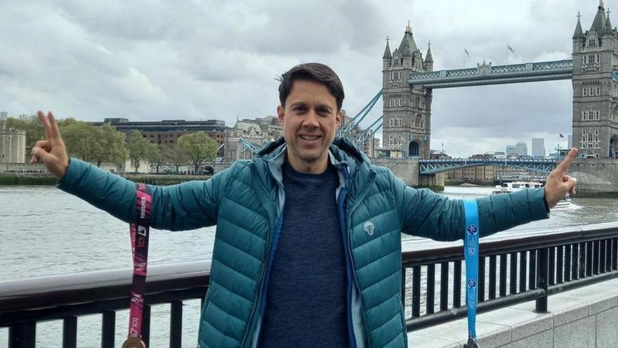 Javier Olea, en Londres, con la medalla de la maratón de la ciudad y la que  acredita que ha completado las seis grandes pruebas. | R. A. G.-O.