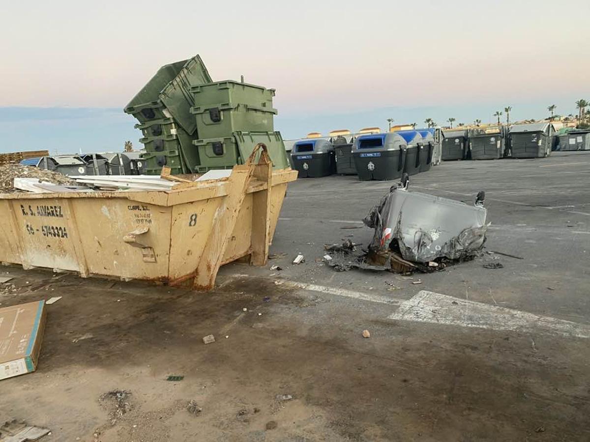 Así está una parcela municipal en Orihuela Costa de acopio de materiales