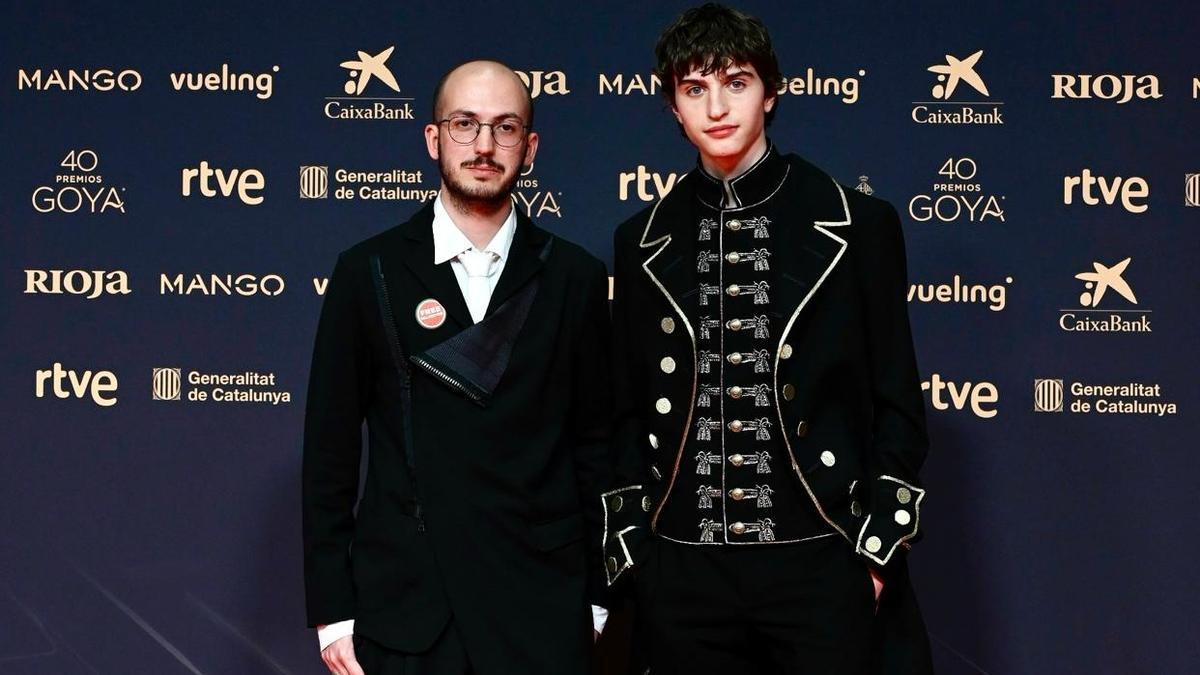 El director de 'Estrany riu', Jaume Claret Muxart, con la chapa 'FREE PALESTINE', y el actor protagonista de la película, Jan Monter.