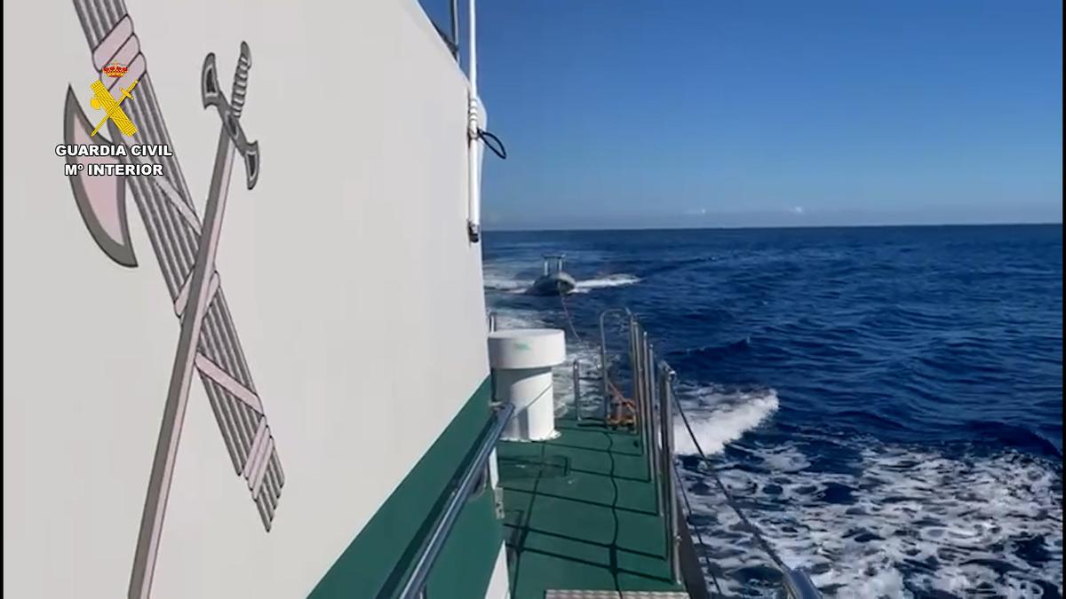 La patrullera de la Guardia Civil remolca la narcolancha