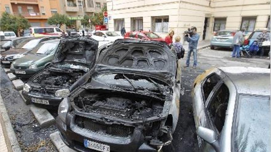 Los tres coches incendiados en la calle José Mongrell.