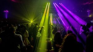 Archivo - Ambiente durante una fiesta en una discoteca.