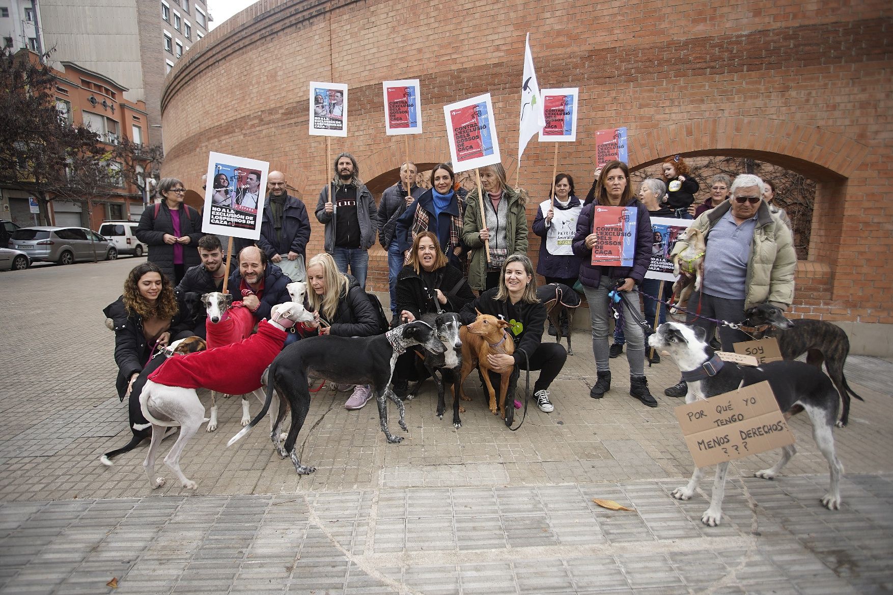 Concentracions del PACMA a Girona per reclamar incloure els gossos de caça a la llei de protecció animal