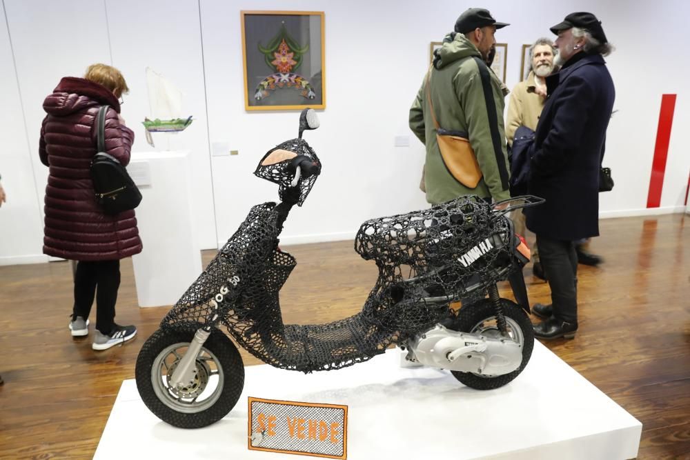 Una moto, tejidos como el dérmico y el neuronal, unos zapatos de tacón, una sombrilla en una playa. Estas son algunas de las piezas con las que "É encaixe. A exposición"