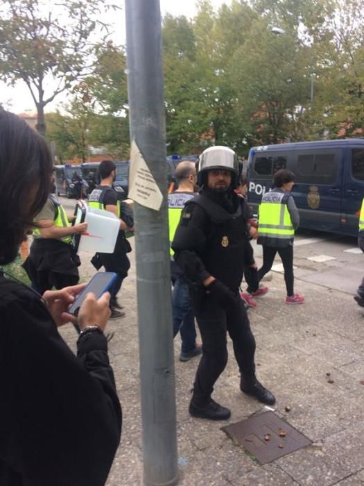 Guàrdia Civil i Policia Nacional desallotgen amb violència col·legis electorals gironins