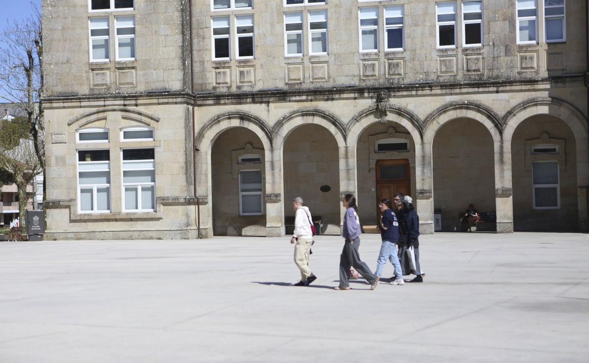 Un grupo atraviesa la Praza da Constitución.  | BERNABÉ/ AMANDA CASTRO