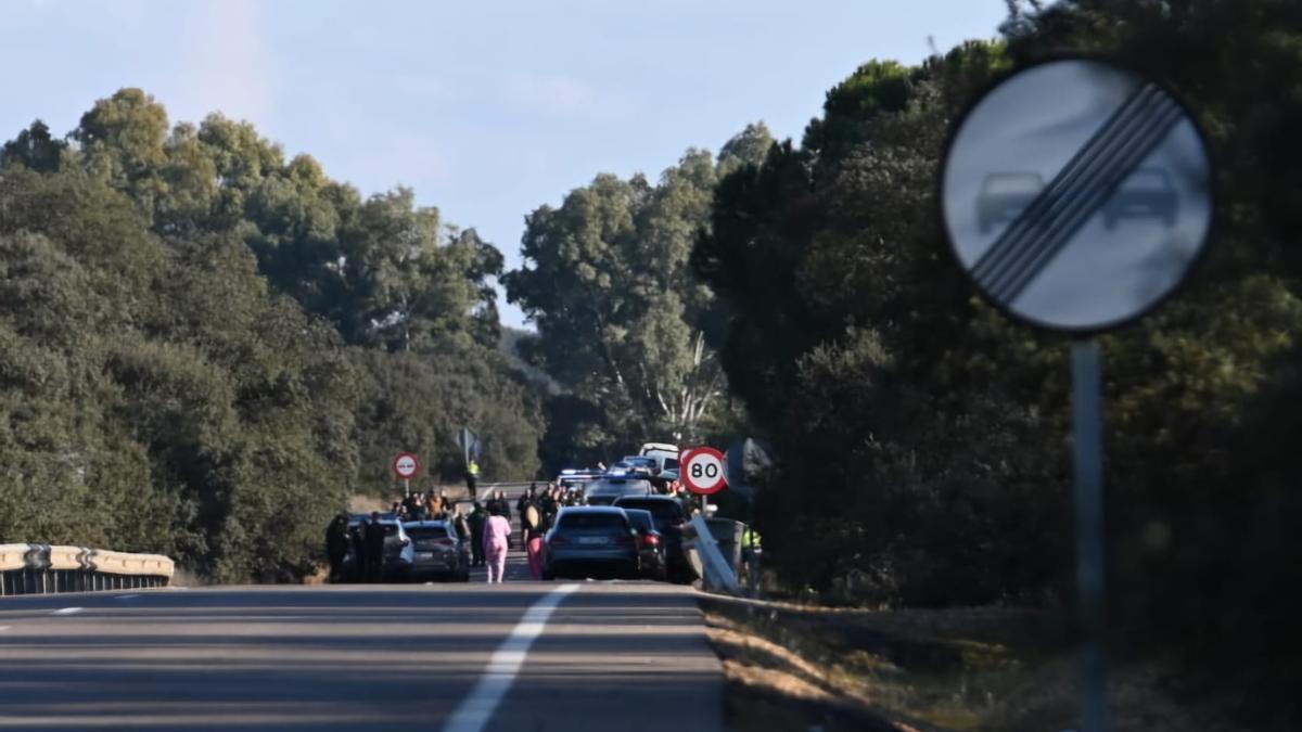 Agentes de la Guardia Civil y la Policía Nacional y familiares de la víctima en el lugar de los hechos, el pasado 30 de diciembre.
